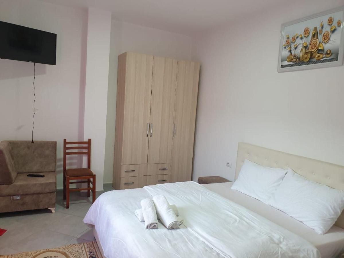 Bar-Restaurant-Hotel-Familja Klos 外观 照片