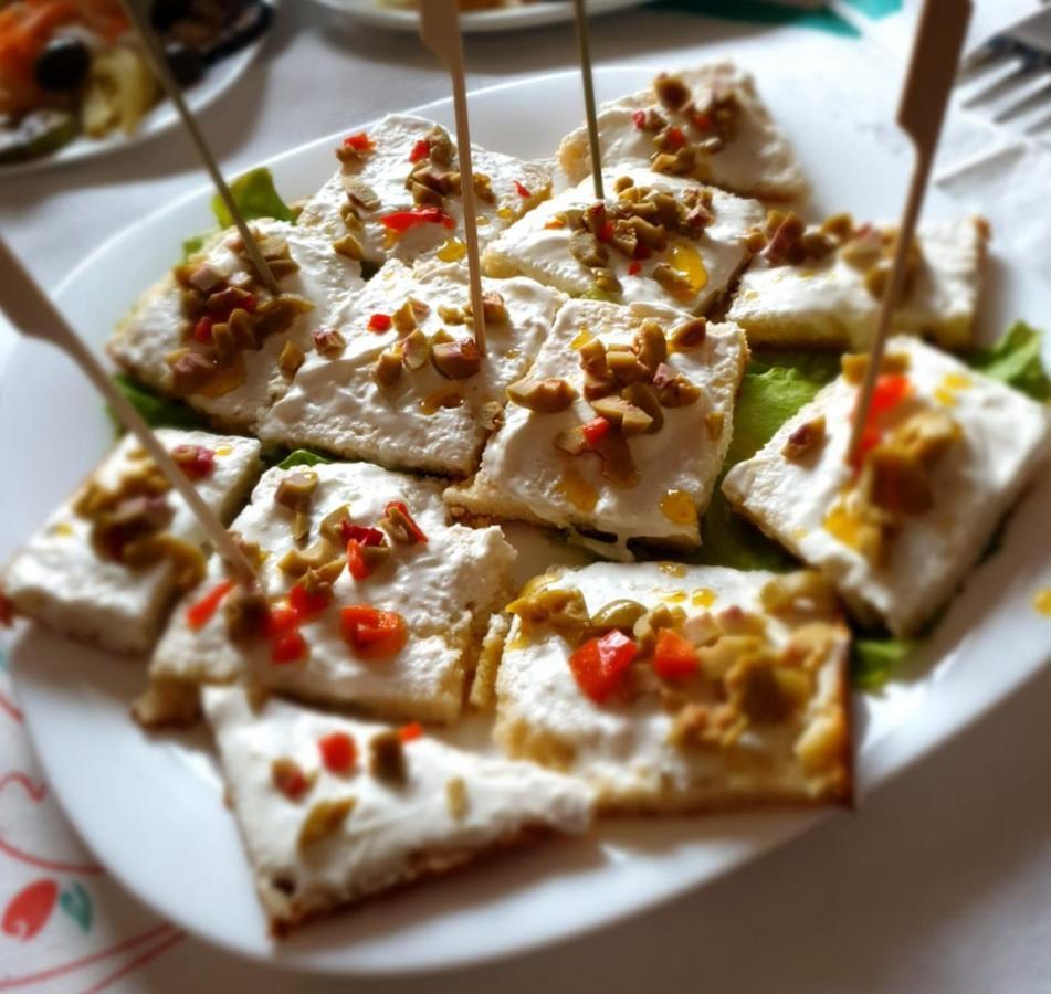 Bar-Restaurant-Hotel-Familja Klos 外观 照片