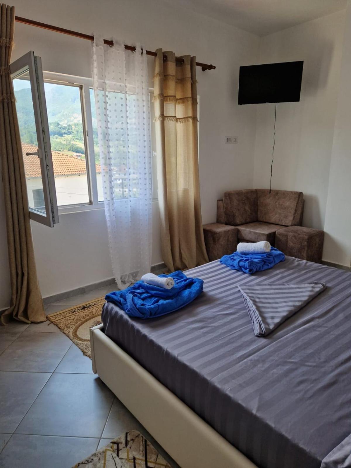 Bar-Restaurant-Hotel-Familja Klos 外观 照片