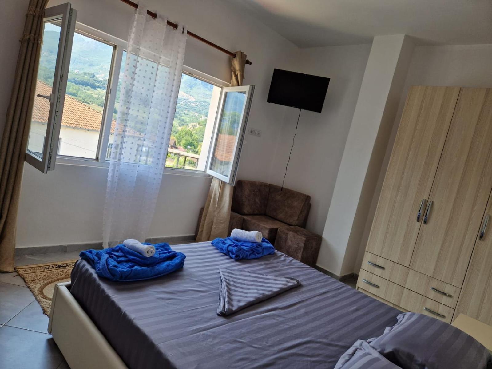 Bar-Restaurant-Hotel-Familja Klos 外观 照片