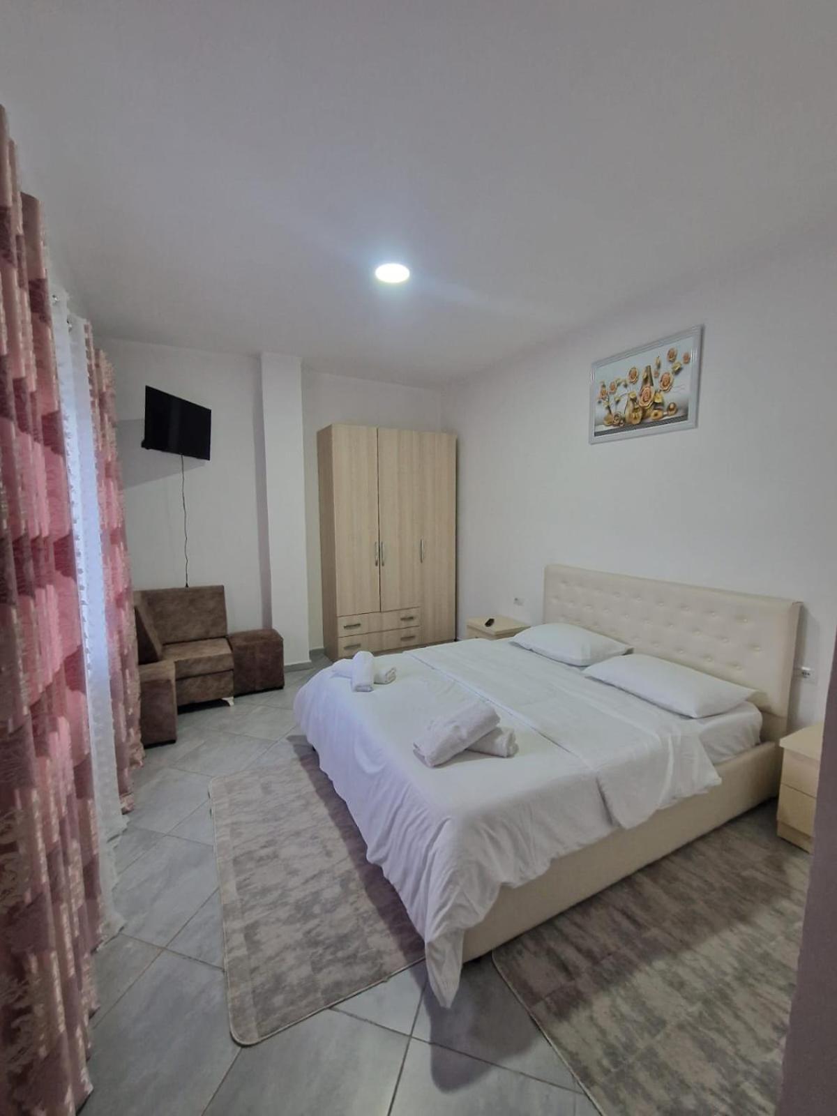 Bar-Restaurant-Hotel-Familja Klos 外观 照片