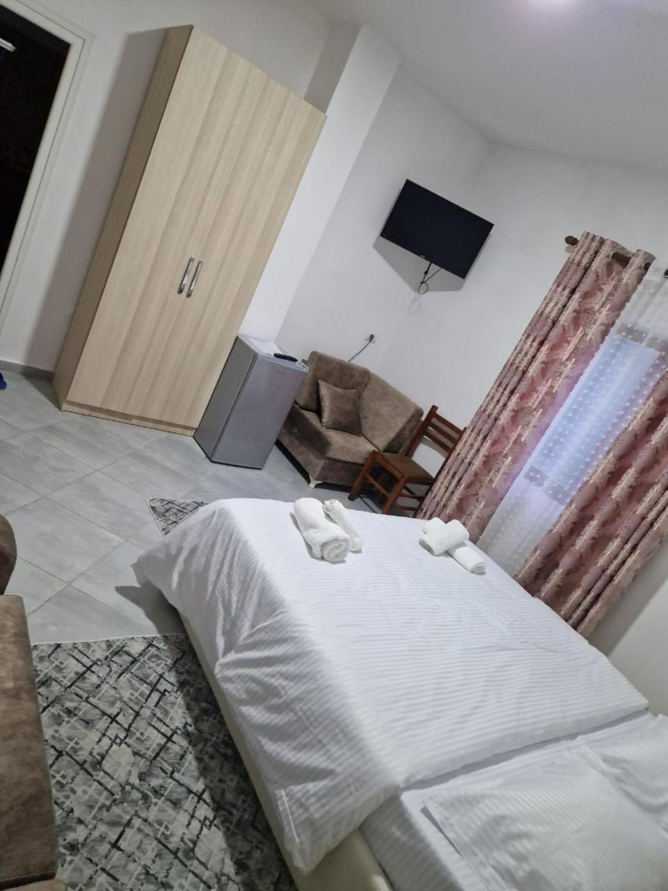 Bar-Restaurant-Hotel-Familja Klos 外观 照片