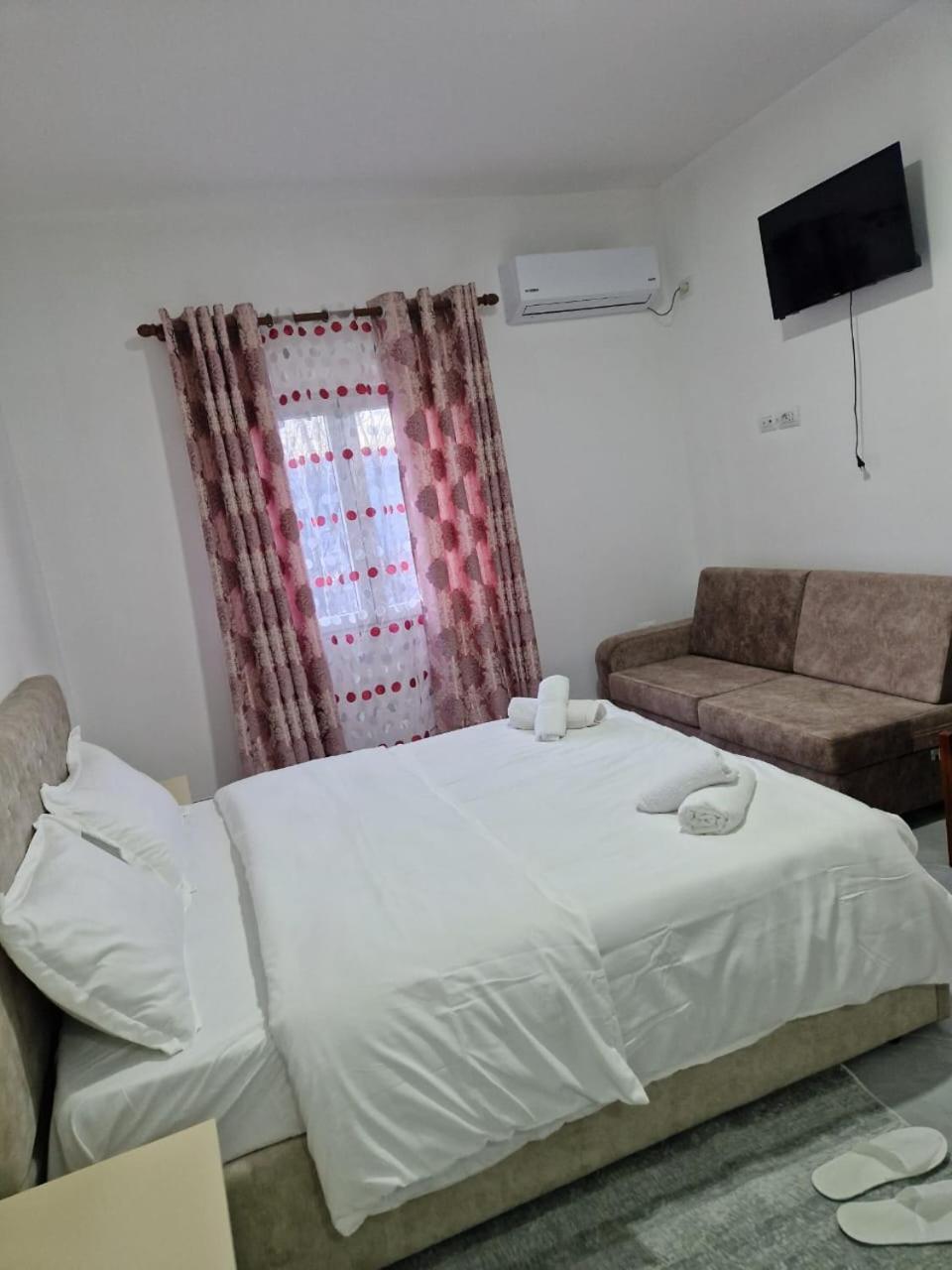 Bar-Restaurant-Hotel-Familja Klos 外观 照片