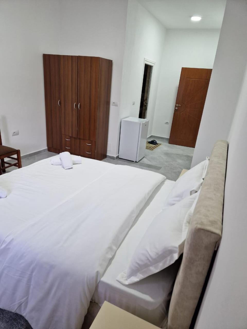 Bar-Restaurant-Hotel-Familja Klos 外观 照片